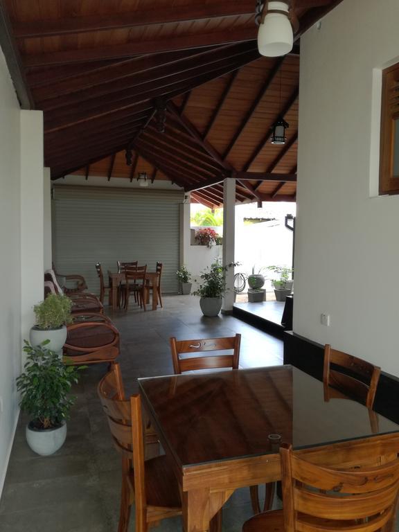 Bianco Terrace Hotel Негомбо Екстериор снимка